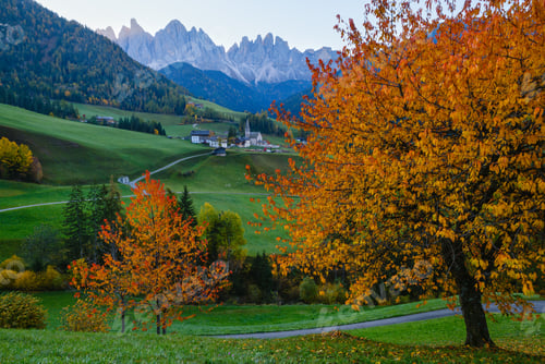 Preview: Autumn Daybreak Santa Magdalena Famous Italy Dolomites Village View In Front Of The Geisler Or Odle