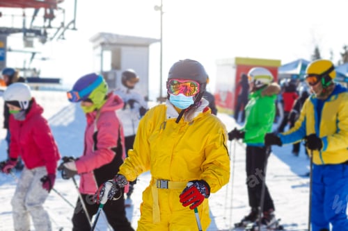 Preview: Woman Wearing A Medical Mask During Covid-19 Coronavirus On A Sunny Winter Day At A Ski Resort
