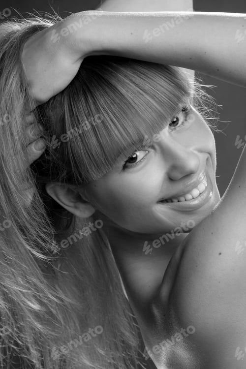 Vista previa: Portrait Of Beautiful Girl With Curly Hair Luxuriant