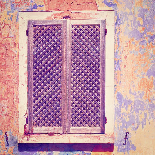 Preview: Window On The Peeling Facade Of The Old Portugal House, Instagram Effect