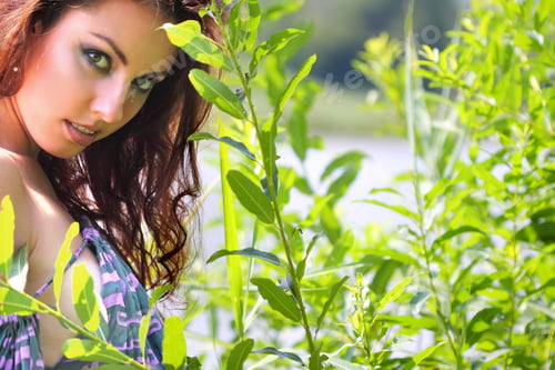 Vista previa: Portrait Of A Green Leaf. Beautiful Makeup, Bright Emotions