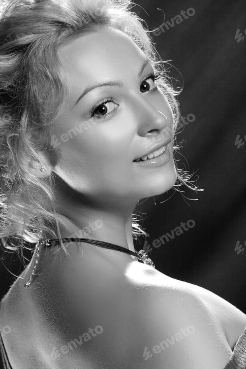 Preview: Beautiful Blonde In An Artistic Photo Shoot