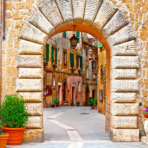Vista previa: Arch Of The Narrow Street With Old Buildings In The Medieval Italian City