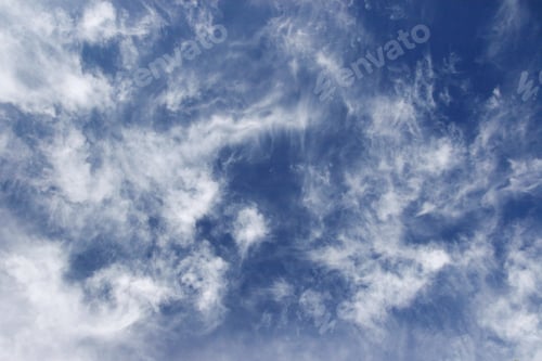 Vorschau: Blauer Sommerhimmel und einige leichte Wolken