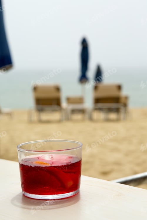 Vista previa: A Fresh Drink Served On The Beach. Drink Has Fresh Fruits And Ice Cubes.