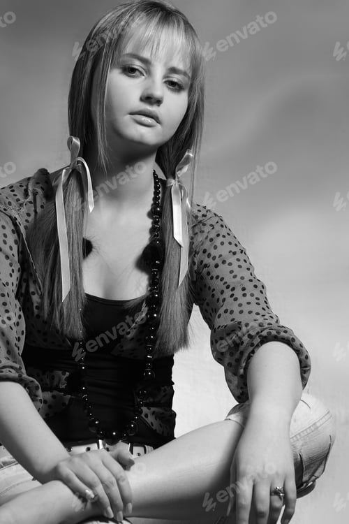 Preview: Active Young Girl Model Show