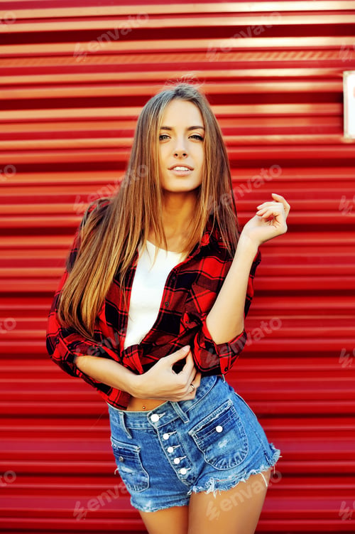 Preview: Attractive Young Woman Posing Outdoor