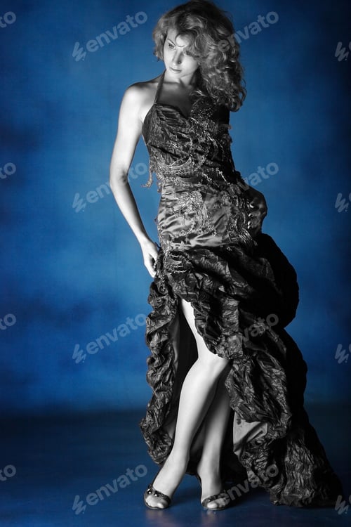 Vista previa: Red-Haired Girl In A Beautiful Red Dress