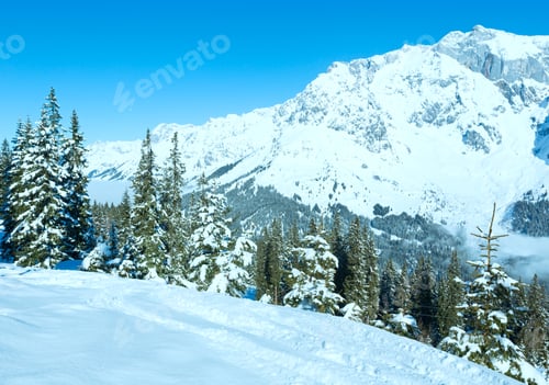 Vorschau: Morgendliche Winterberglandschaft mit Wolken im unteren Tal (Region Hochkönig, Österreich)