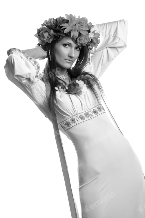 Vista previa: Portrait Of A Beautiful Girl In The Ukrainian National Costume