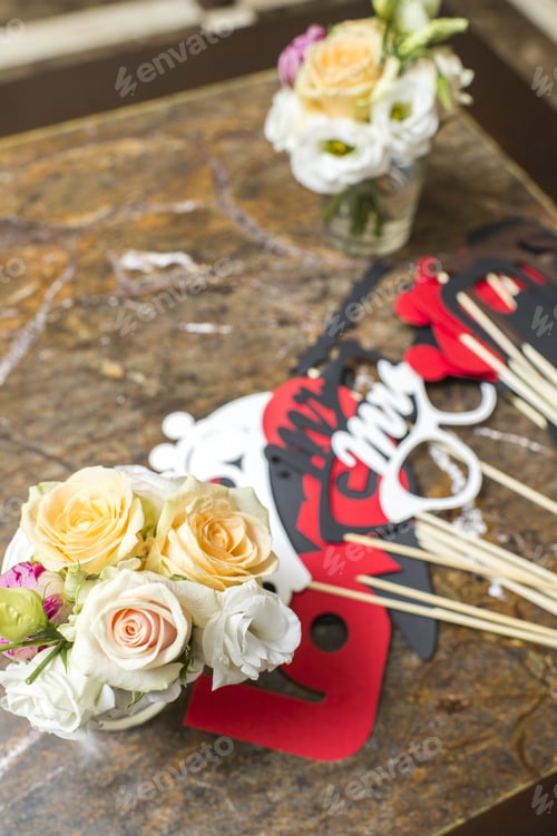 Preview: Fresh Flowers On The Table With The Wedding Accessories