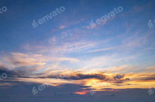 Vorschau: Flauschige Wolken am Abend, Sonnenuntergang, Himmel, Panoramablick. Klima-, Umwelt- und Wetterkonzept