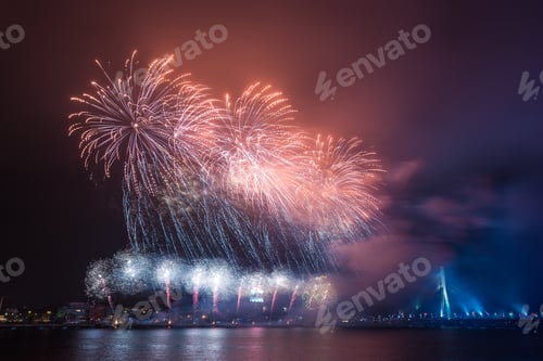 Visualização: Fogos de artifício para comemorar o Ano Novo em Riga. Letônia
.