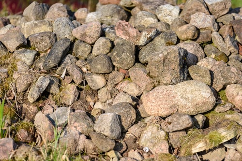 Vorschau: Großer Steinhaufen auf grünem Gras auf dem Land
