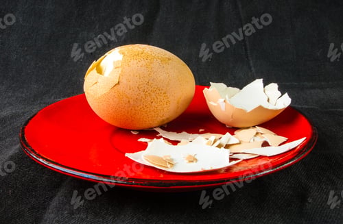 Preview: The Bachelor Dinner - Boiled Eggs With A Broken Shell
