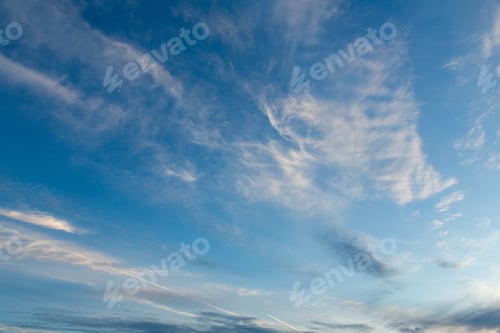 Vorschau: Schöner blauer Himmel mit Wolken. Natürlicher Hintergrund mit Himmel und Wolken.