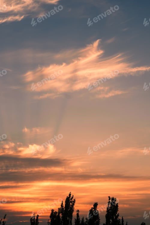 Vorschau: Landschaft mit Dramatisch Licht — Wunderschöner goldener Sonnenuntergang mit gesättigtem Himmel und Wolken.