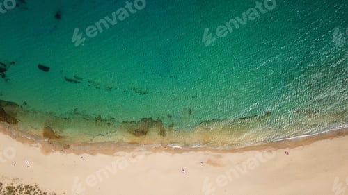 Vista previa: Zumbido aéreo a vista de pájaro de las icónicas aguas turquesas de Agios Sostis en la isla de Mykonos