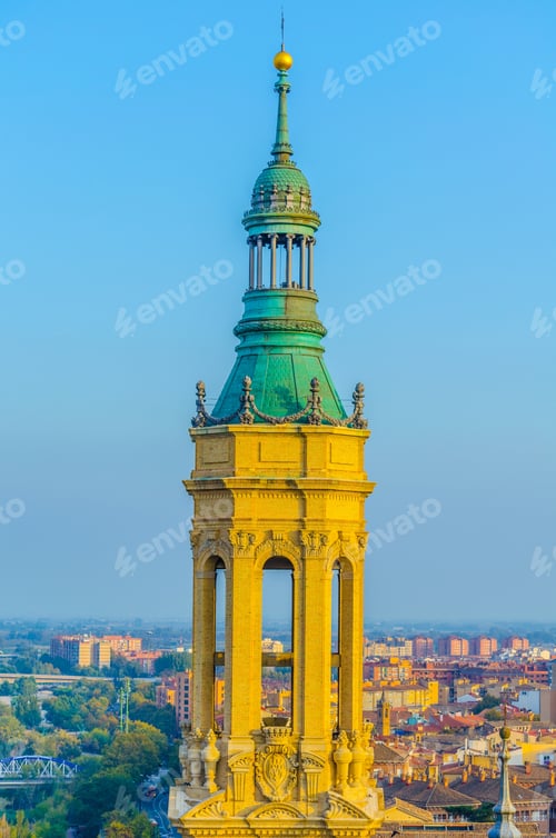 Aperçu: Aerial View Zaragoza Dominated By The Basilica De Nuestra Senora De Pilar, Spain