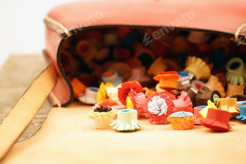 Preview: Small, Colorful Paper Flowers Made With Quilling Technique In A Red Leather Bag