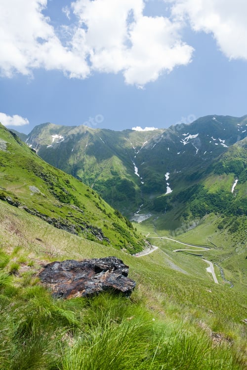 Vorschau: Schöne Aussicht auf die rumänischen Berge im Sommer