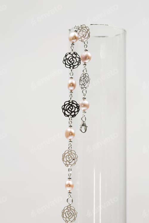Visualização: Silver Bracelet With Pink Cultivated Pearls On White Background
