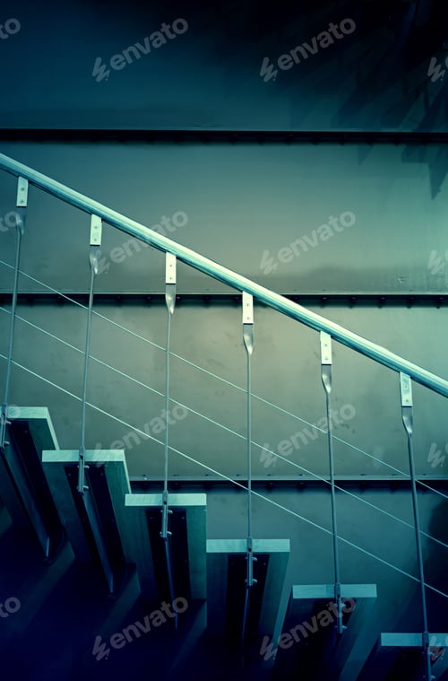 Vorschau: Holztreppe und rotes Metall, Detail einer Treppe in einem Industriegebäude