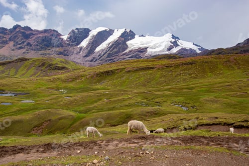 Vorschau: Peruanische Berglandschaft. Wunderschöner Blick auf die Berge in der Nähe des Vinicunca-Regenbogenberges
in Cusco
