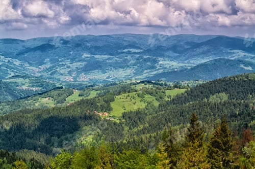 Vorschau: Berglandschaft. Panorama von Grasland und Wald in den Beskiden Sadecki. Karpaten