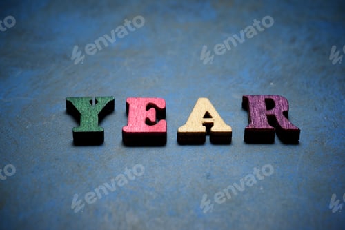 Visualização: Palavra do ano em uma mesa azul.