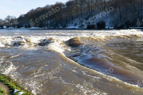 Preview: Fast Flowing River Weir Example