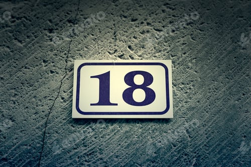 Visualização: Número dezoito em uma parede, detalhe de várias informações em uma parede, número par