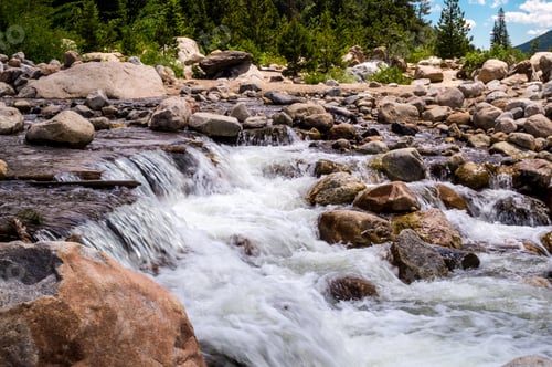 Vorschau: Klares Wasser eines Gebirgsflusses. Die malerische Natur der Rocky Mountains. Colorado, Vereinigte Staaten