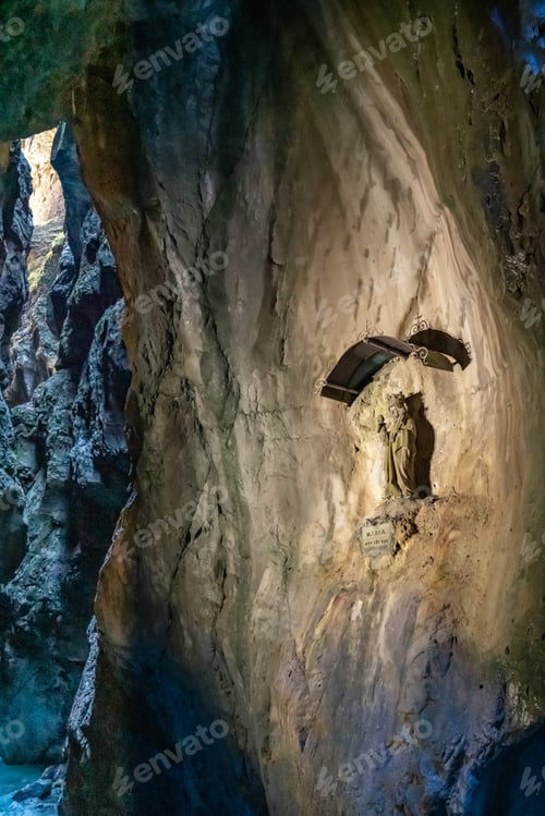 Preview: Hiking The Partnachklamm / Partnach Gorge Near Garmisch-Partenkirchen, Bavaria, Germany