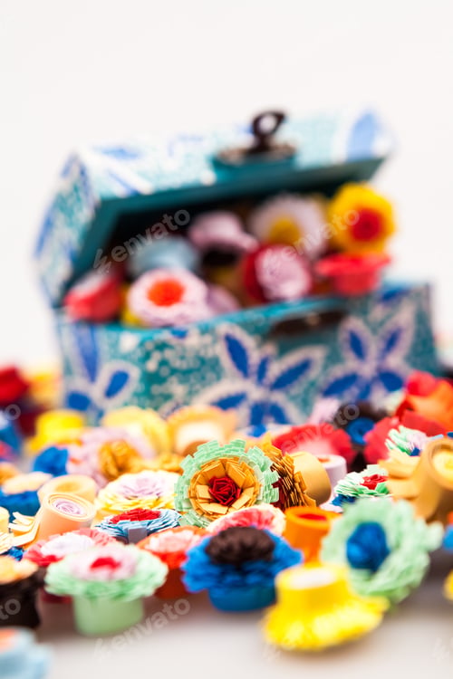 Preview: Small, Colorful Paper Flowers Made With Quilling Technique And Wooden Painted Box