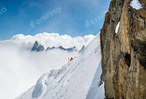 Aperçu: Extreme Mont Blank Ski Slope At Level 3842M On Aiguille Du Midi, Chamonix, France