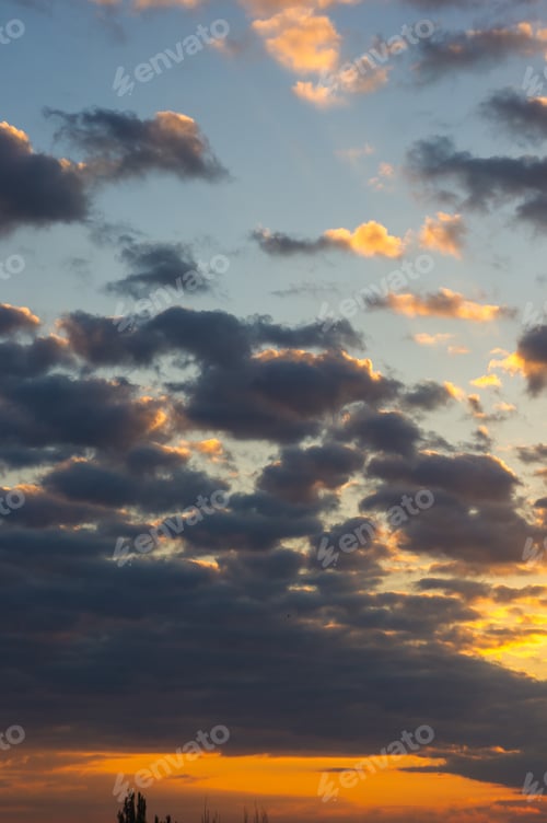 Vorschau: Landschaft mit Dramatisch Licht — Wunderschöner goldener Sonnenuntergang mit gesättigtem Himmel und Wolken.