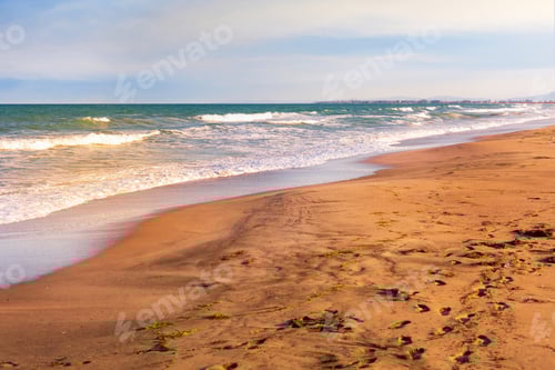 Visualização: Pôr do sol na praia arenosa no espeto entre Pomorie e Aheloy, Bulgária