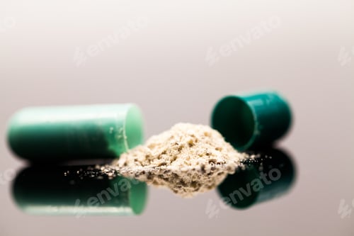 Visualização: Composição com comprimidos coloridos - cápsulas quebradas