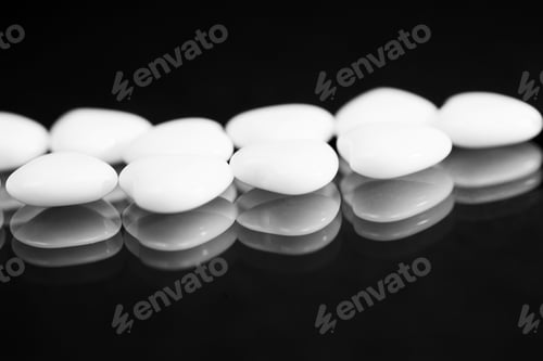 Preview: White Heart Shaped Agate On Black Background With Reflexions