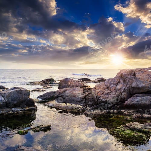 Aperçu: Sea Wave Attacks The Boulders And Is Broken About Them At Sunset