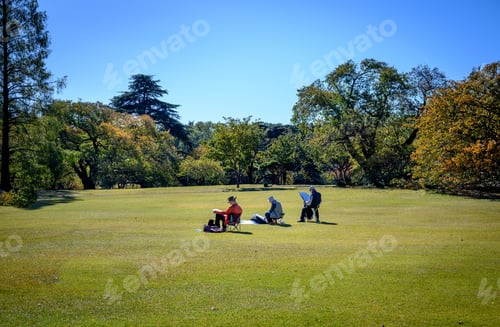 Visualização: Homens idosos japoneses pintando paisagens no jardim de Tóquio.