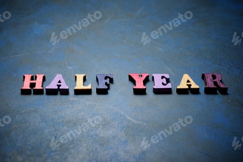 Visualização: Texto de meio ano em uma mesa azul.