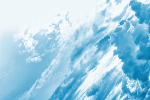 Vorschau: Verschwommener Hintergrund. Blauer Himmel und weiße flauschige Wolken.
