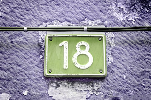 Visualização: Número dezoito, detalhe de um número em uma parede na cidade e sinal de figuras