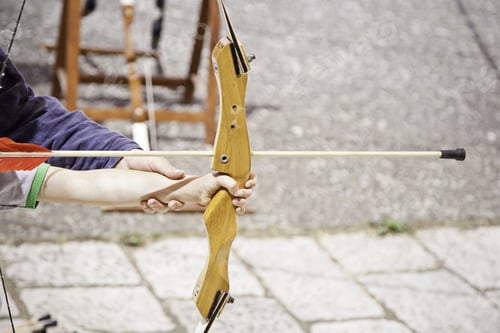 Visualização: Arqueiro atirando, detalhe de uma pessoa atirando flechas com um arco