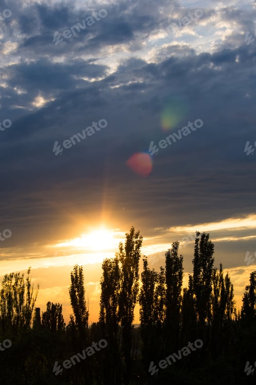 Vorschau: Landschaft mit Dramatisch Licht — Wunderschöner goldener Sonnenuntergang mit gesättigtem Himmel und Wolken.