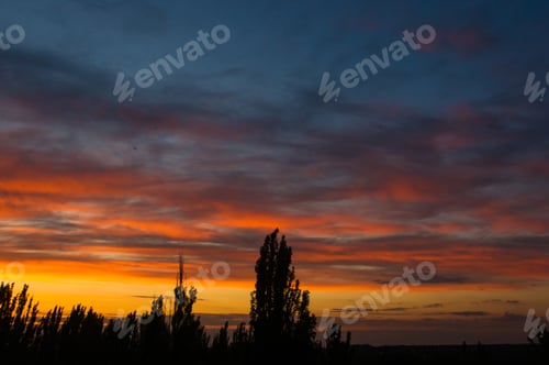 Vorschau: Landschaft mit Dramatisch Licht — Wunderschöner goldener Sonnenuntergang mit gesättigtem Himmel und Wolken.