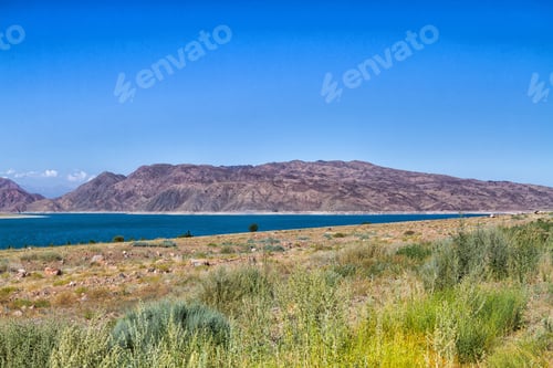 Vorschau: Wunderschöne Landschaft mit einem Bergsee in der Nähe von Kochkor und Naryn in Kirgisistan, Zentralasien