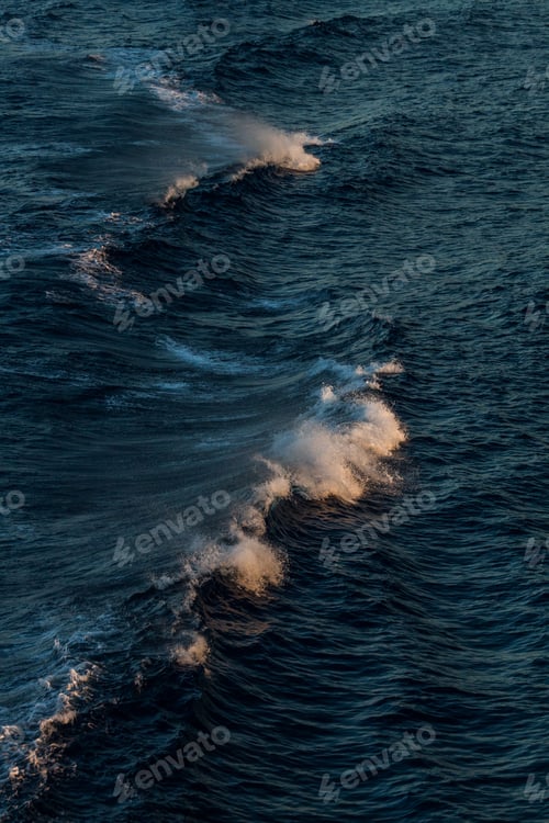 Aperçu: Waves At Sunset